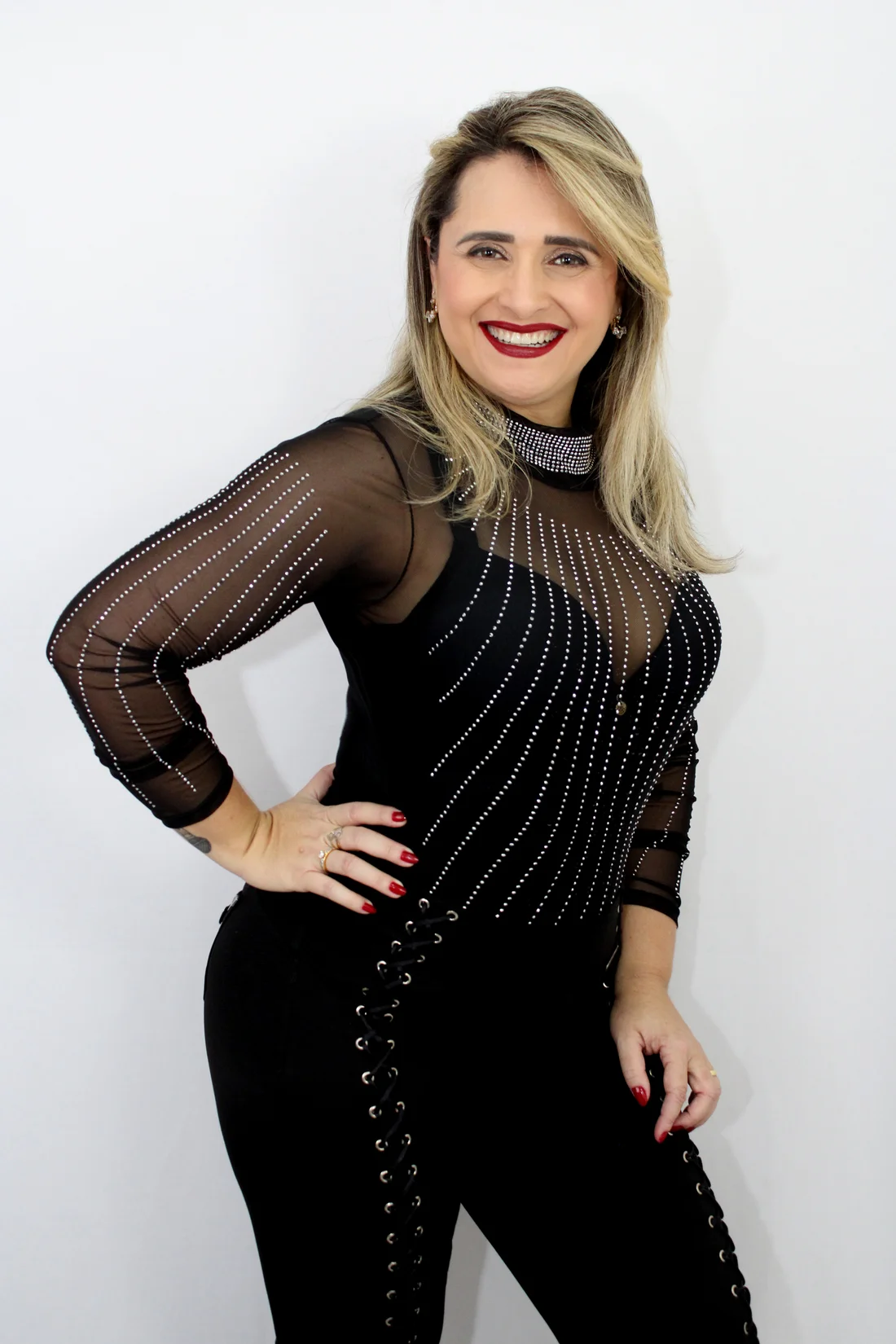 Angelina Oliveira em ensaio artístico
