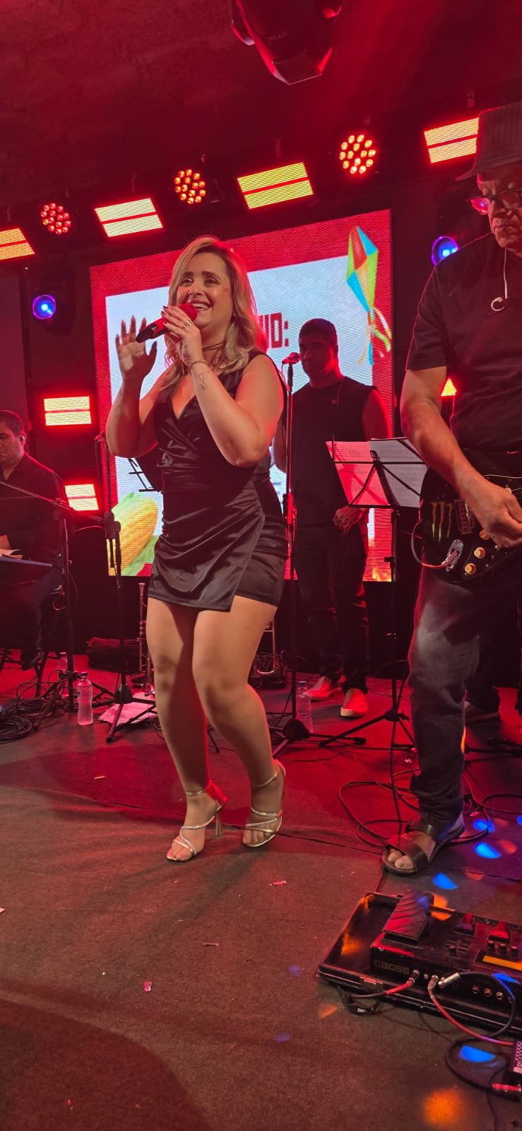 Angelina em show ao vivo com luzes vermelhas
